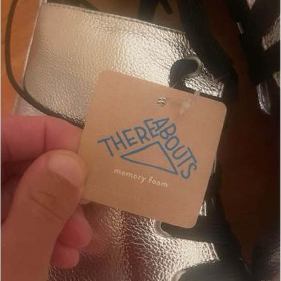 New In Box, Girls US Size 5 M There About Silver  Boots With Memory Foam. - Picture 3 of 5